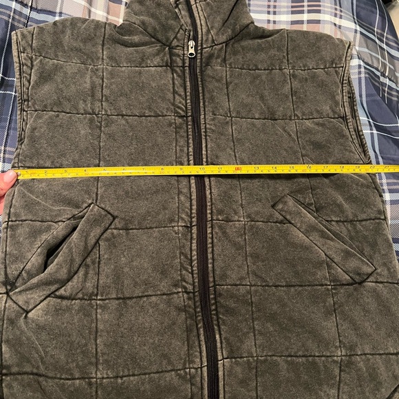 Perfect Tone Black Acid Wash Quilted Vest size XS new, newer worn grey pink lily - Picture 12 of 12